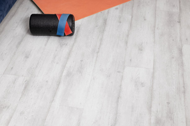 准备健康。健身垫和瑜伽或伸展滚轮图片下载