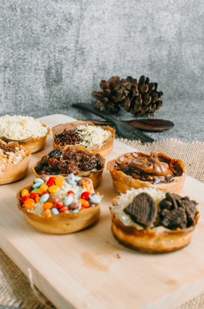 Martabak Manis mini是印度尼西亚的甜点。甜Martabak巧克力，奶酪，花生。这张图片在白色背景和模糊，选择对象。图片下载