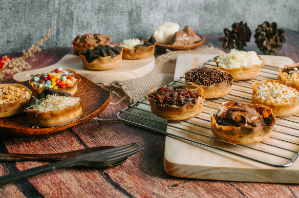 Martabak Manis mini是印度尼西亚的甜点。甜Martabak巧克力，奶酪，花生。这张图片在白色背景和模糊，选择对象。图片下载