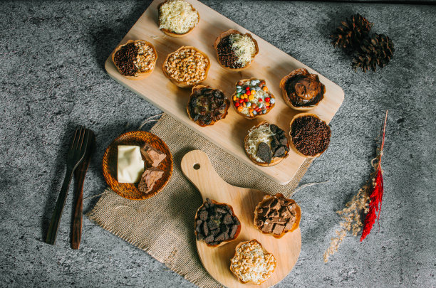 Martabak Manis mini是印度尼西亚的甜点。甜Martabak巧克力，奶酪，花生。这张图片在白色背景和模糊，选择对象。图片下载