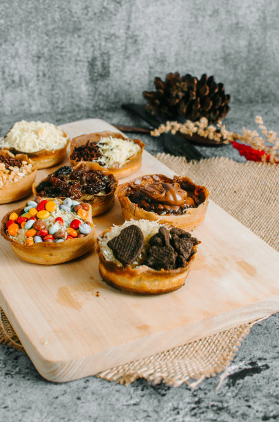 Martabak Manis mini是印度尼西亚的甜点。甜Martabak巧克力，奶酪，花生。这张图片在白色背景和模糊，选择对象。图片下载