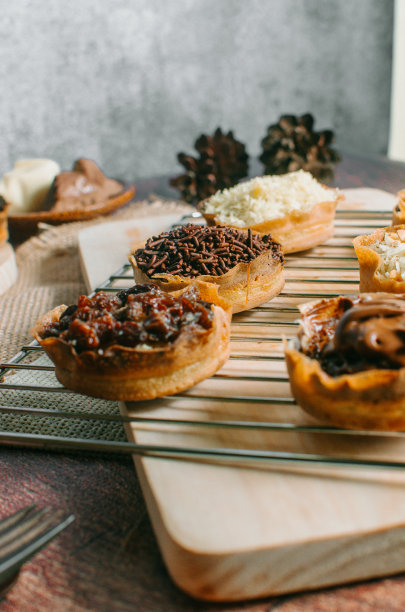 Martabak Manis mini是印度尼西亚的甜点。甜Martabak巧克力，奶酪，花生。这张图片在白色背景和模糊，选择对象。图片下载