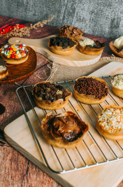 Martabak Manis mini是印度尼西亚的甜点。甜Martabak巧克力，奶酪，花生。这张图片在白色背景和模糊，选择对象。图片下载