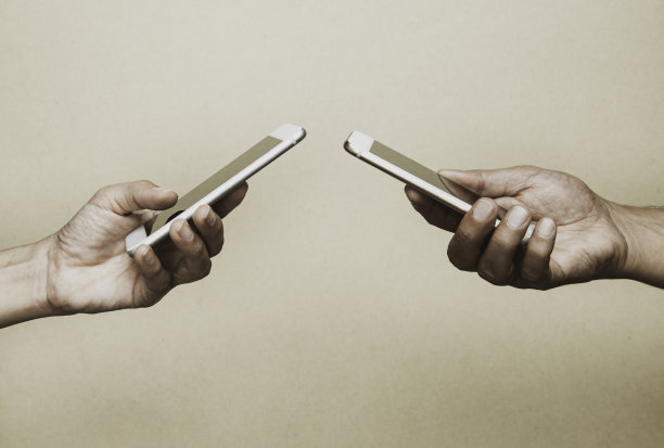 两只手拿着手机图片下载