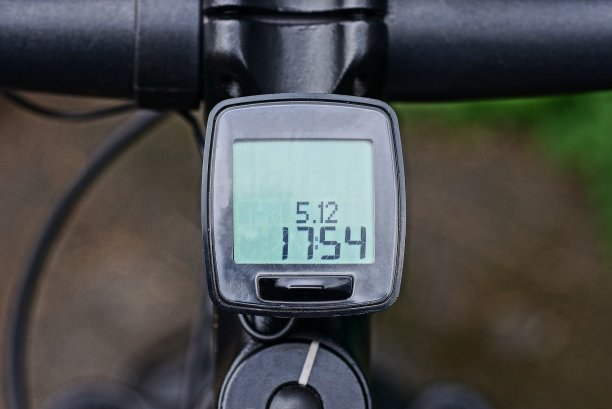 电子自行车电脑上的黑色金属运动自行车车把图片下载