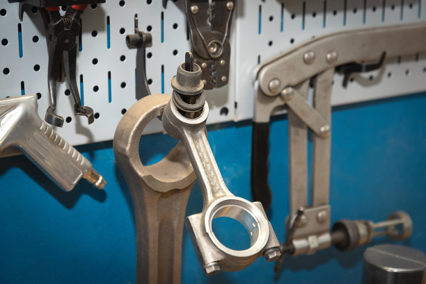 汽车连杆挂在墙上，用工具在车库维修图片下载