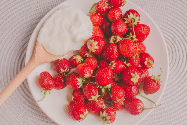 一串香蕉和草莓。照片色调风格的Instagram滤镜。健康早餐的概念。Flatlay图片下载
