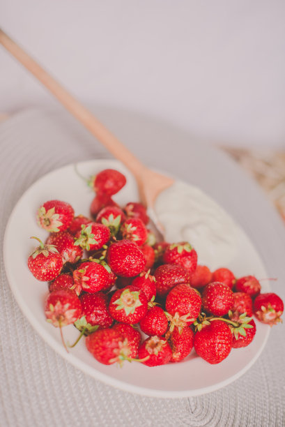 一串香蕉和草莓。照片色调风格的Instagram滤镜。健康早餐的概念。Flatlay图片下载