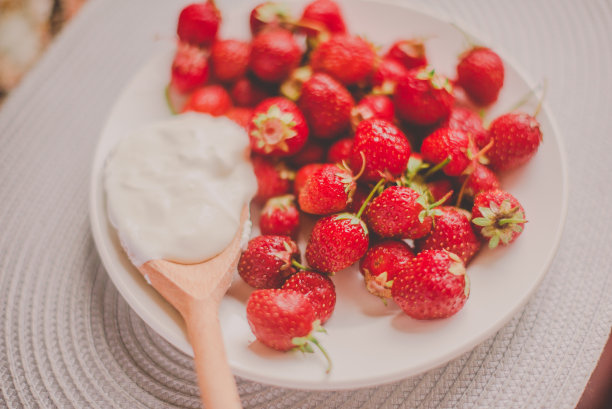 一串香蕉和草莓。照片色调风格的Instagram滤镜。健康早餐的概念。Flatlay图片下载