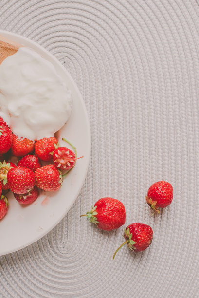 一串香蕉和草莓。照片色调风格的Instagram滤镜。健康早餐的概念。Flatlay图片下载