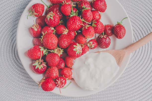 一串香蕉和草莓。照片色调风格的Instagram滤镜。健康早餐的概念。Flatlay图片下载