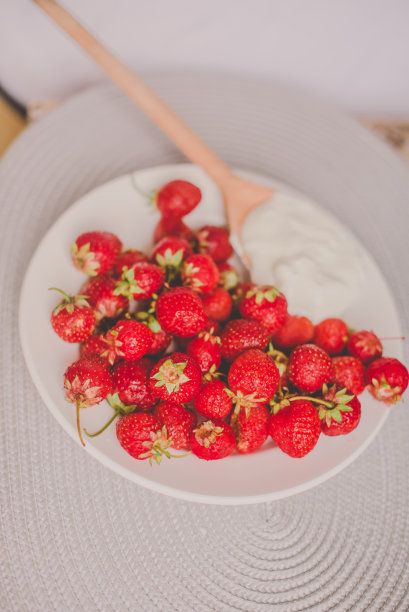 一串香蕉和草莓。照片色调风格的Instagram滤镜。健康早餐的概念。Flatlay图片下载