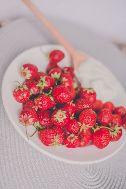 一串香蕉和草莓。照片色调风格的Instagram滤镜。健康早餐的概念。Flatlay图片下载