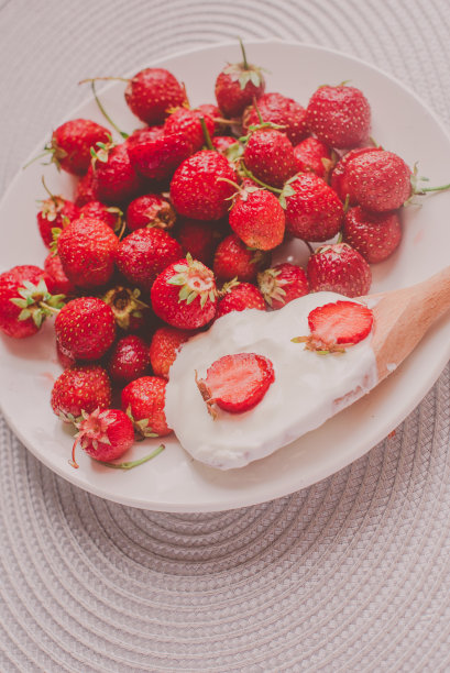 一串香蕉和草莓。照片色调风格的Instagram滤镜。健康早餐的概念。Flatlay图片下载