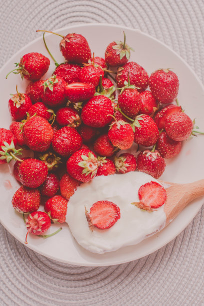 一串香蕉和草莓。照片色调风格的Instagram滤镜。健康早餐的概念。Flatlay图片下载
