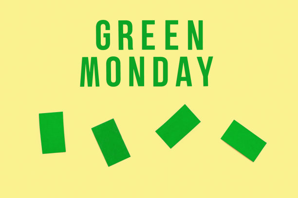 绿色星期一销售背景黄色。购物与文字和纸标签销售。冬季圣诞礼物概念。图片下载