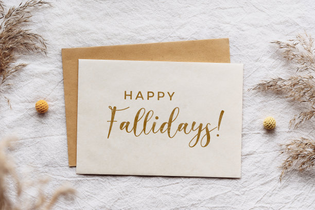 用白色卡片和信封写节日快乐。白色的织物上平铺着棉球、干芦苇和潘帕斯草。法国包，自然的秋天香气。简单简约的平面铺设，自然光图片下载