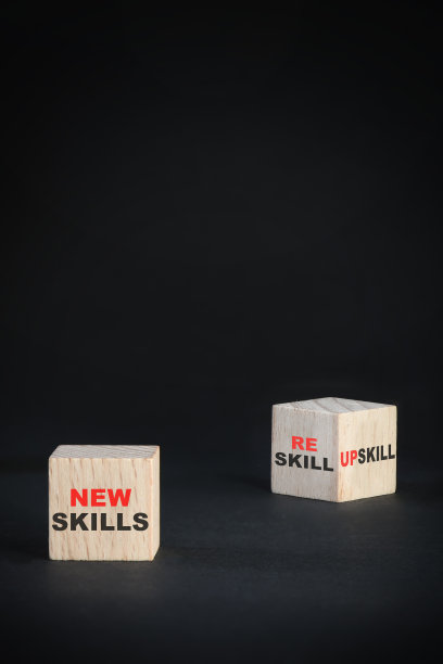 新技能、新技能和新技能写在黑色背景的木方上图片下载