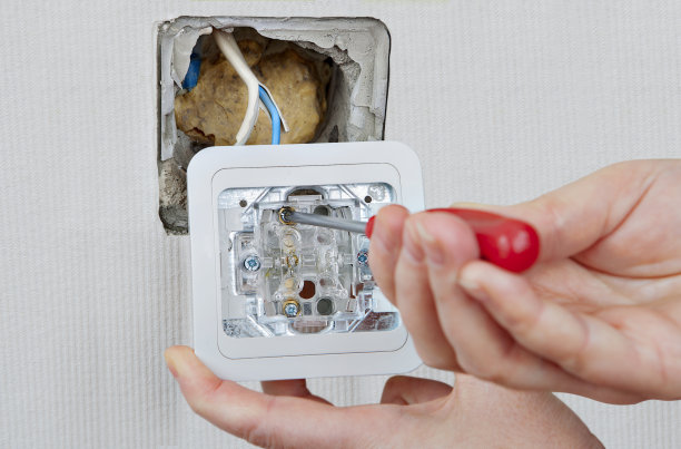 更换或修理室内电灯开关，电工安装器具，并将电线接至箱内。图片下载