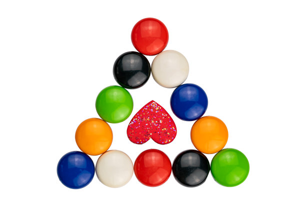 彩色磁铁与红心在白色的背景。图片下载