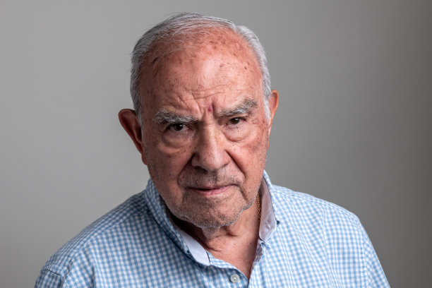 严肃的西班牙资深男子的面部照片图片下载