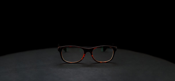 孤立的镜头的眼镜在黑色的背景图片下载