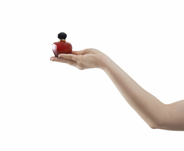 拿着香水瓶的女人图片下载
