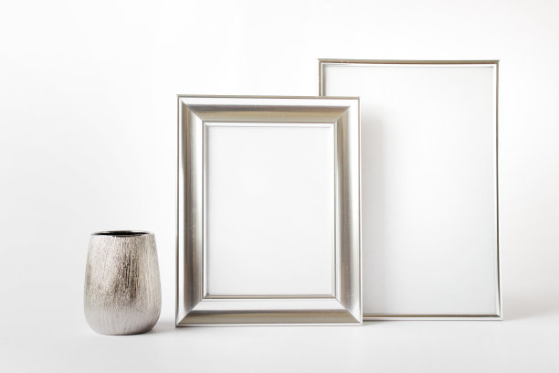 两个银色的空白框架和银色的壶玻璃在白色的背景图片下载