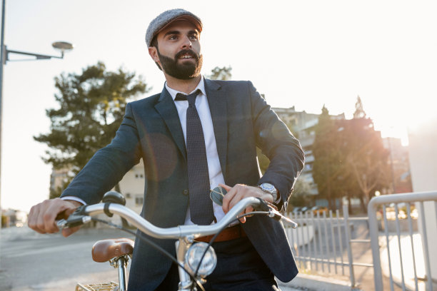年轻时尚的商人去工作的自行车股票照片图片下载