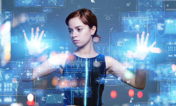 年轻的拉丁女人操作全息影像屏幕。数字转换。图片下载