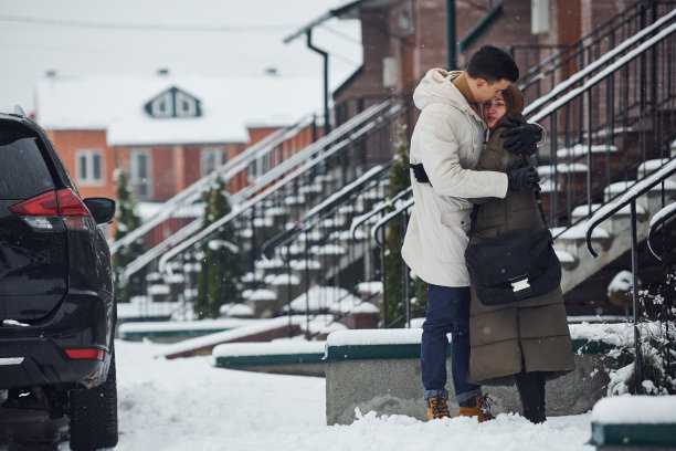 一对年轻夫妇在冬天的时候一起在室外散步图片下载