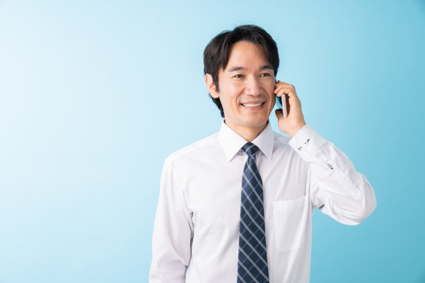 在电话里说话的中年商人图片下载