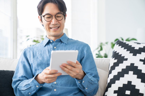 使用平板电脑的中年男子图片下载