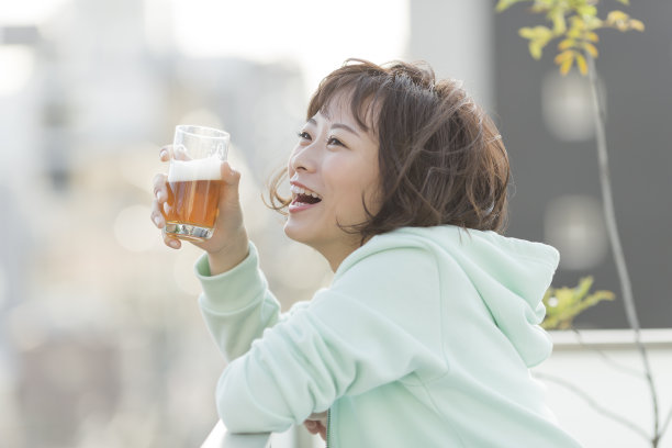 年轻女子待在家里图片下载