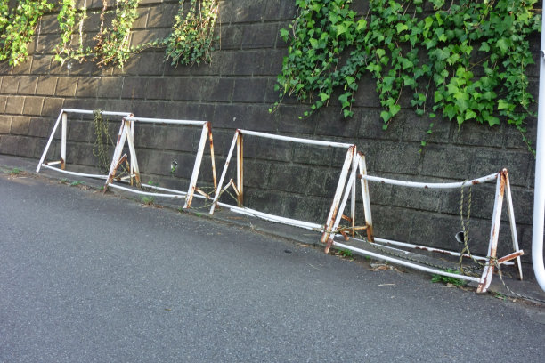 在城市附近一个住宅区的斜坡上留下的旧屏障图片下载