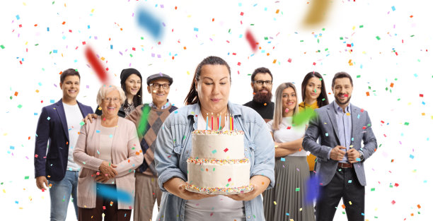 一个女人和她的家人庆祝生日，拿着一个蛋糕孤立的白色背景图片下载