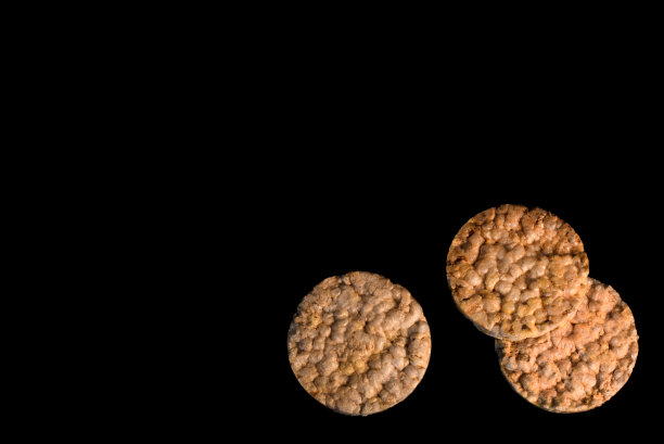 黑色背景的圆面包，健康的食品。空间的文本图片下载