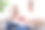 有趣的照片兴奋的父亲女儿穿着休闲衣服坐在沙发拆礼物盒室内房子公寓图片下载
