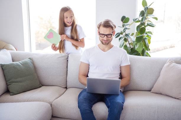 可爱可爱的女儿父亲的照片穿休闲装坐沙发令人惊讶的手工礼物室内公寓图片下载