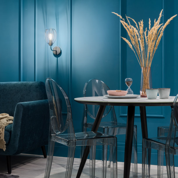 带塑料椅子的现代餐桌图片下载