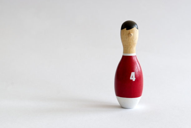 一个保龄球瓶形状的木偶，穿着四号球衣图片下载