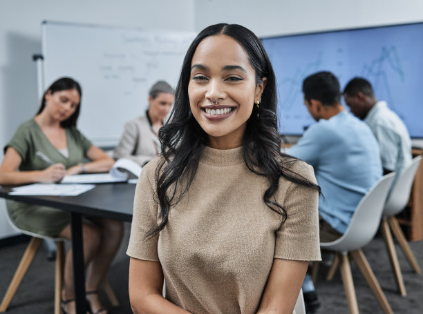 这是一位女商人在和她的团队开会时的照片图片下载