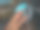 一个穿着白色夹克的男人拿着一个圆形的彩色摩托车后视镜在白天拍摄图片下载