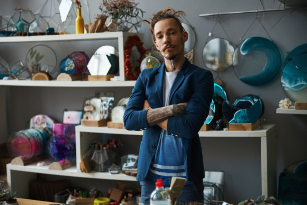 英俊的年轻人在时尚的服装男人站在车间图片下载