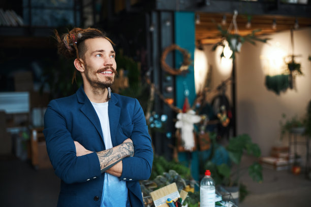 帅气的年轻人穿着时髦的夹克站在车间图片下载