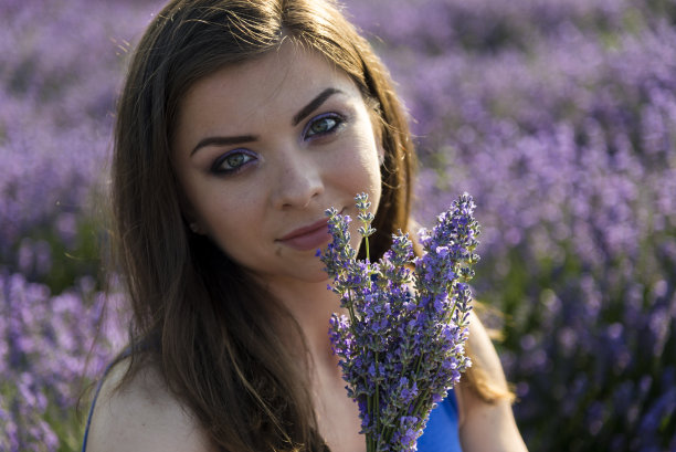 一个年轻的女人在薰衣草地里图片下载