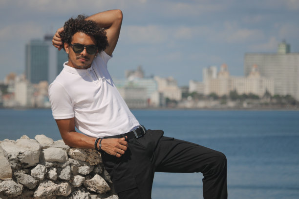 描绘一个在海岸上的年轻人图片下载