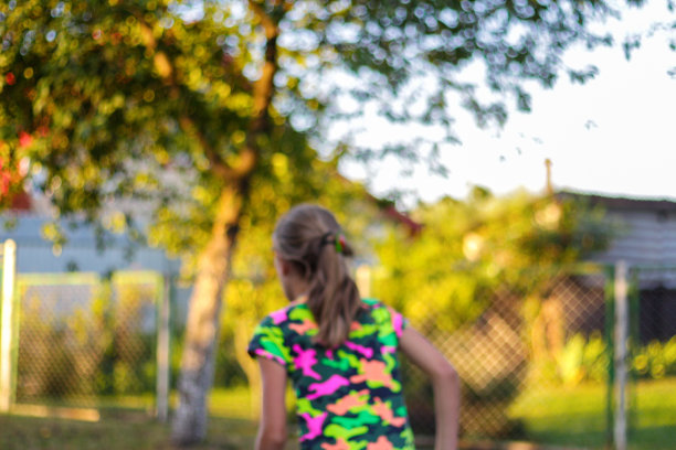 散焦抽象鲜艳的黄色运动背景。人回来了。滑冰一分钱。女孩跑。时尚的青年文化背景。没有焦点。的焦点图片下载