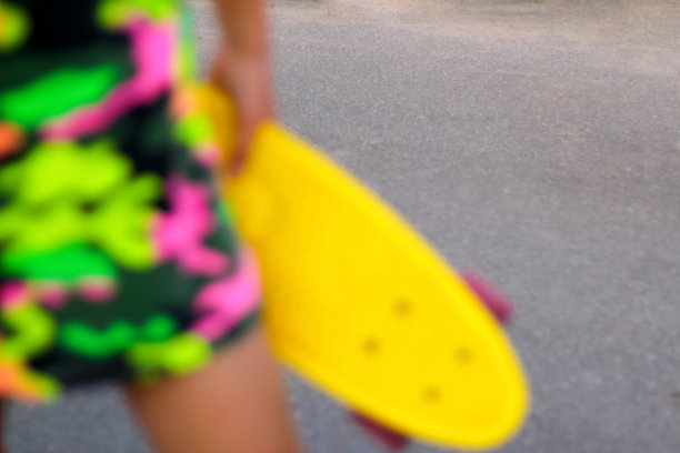 散焦抽象鲜艳的黄色运动背景。滑冰一分钱。新潮时髦的风格。时尚的青年文化背景。的焦点图片下载