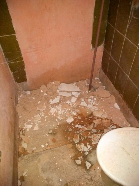 需要整修的房子里的房间。图片下载